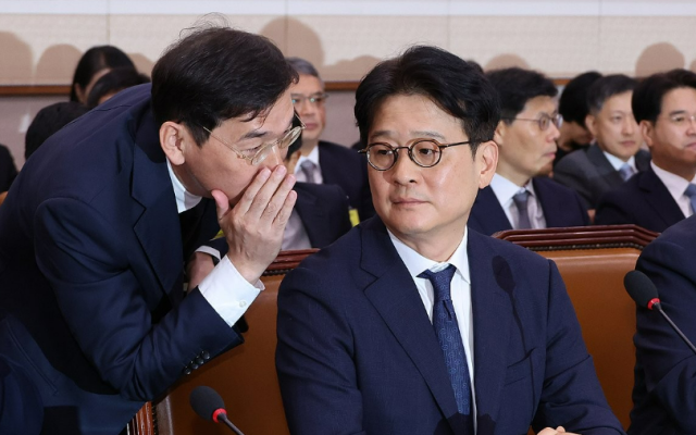 지난 2024년 10월 18일 국회 법제사법위원회의 서울고검 수원고검 서울중앙지검 등에 대한 국정감사에서 이창수 당시 중앙지검장과 조상원 4차장이 대화하는 모습 사진연합뉴스