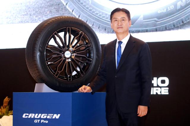 크루젠 GT Pro 옆에서 금호타이어 정일택 대표이사 사장이 포즈를 취하고 있다