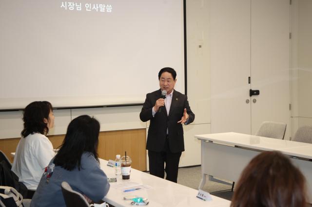 주광덕 시장이 시민리포터 워크숍에서 인사말을 하고 있다 사진남양주시