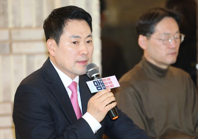 장동혁 국민의힘 대표가 17일 서울 마포구 북카페 채그로에서 열린 난임부터 보육까지 맘편한 현장소통 간담회에서 인사말하고 있다 사진연합뉴스