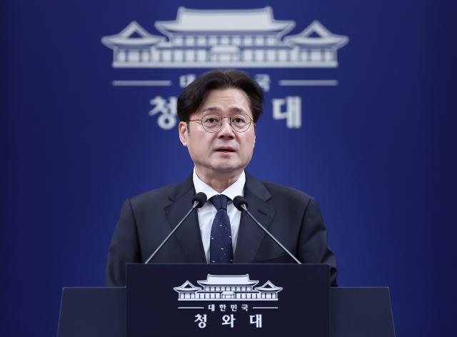 홍익표 정무수석이 지난 2월 12일 청와대 춘추관에서 이날 예정됐다 취소된 이재명 대통령과 더불어민주당 정청래 대표 국민의힘 장동혁 대표 오찬 관련 브리핑을 하고 있다 사진연합뉴스