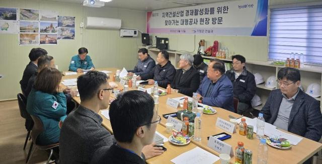 정종복 기장군수 지역건설업 활성화를 위해 관내 대형 공사업체 관계자들과 소통하고 있다사진기장군