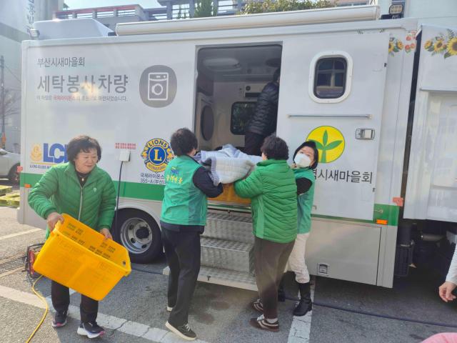 기장읍새마을부녀회 이불세탁 봉사활동 모습사진기장군