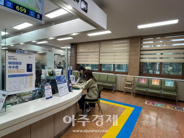 새단장을 마친 민원실을 이용하는 민원인에게 공무원이 안내를 하고 있다사진영천시