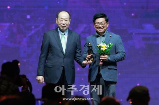 [포토] ​​​​​​​제주특별자치도의회 김경학 의원, 공로상 수상 (PBA 골든큐 어워즈)