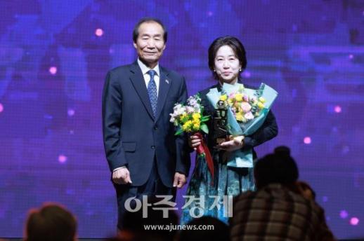 [포토] ​​​​​​​PBA 현지원 심판위원장, 공로상 수상 (PBA 골든큐 어워즈)