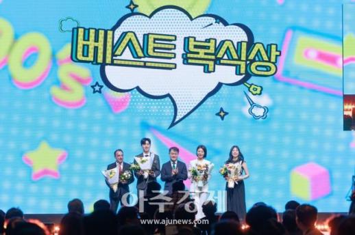 [포토] 세미 사이그너&한지승 - 김가영&사카이 아야코, 베스트 복식상 수상 (PBA 골든큐 어워즈)