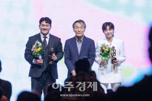 [포토] 오태준·임정숙, 베스트 혼복상 수상 (PBA 골든큐 어워즈)