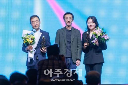 [포토] 다비드 사파타·강지은, 베스트 단식상 수상 (PBA 골든큐 어워즈)