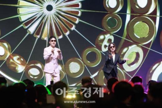 [포토] 축하 공연 선보이는 김영원·황민지 선수 (PBA 골든큐 어워즈)