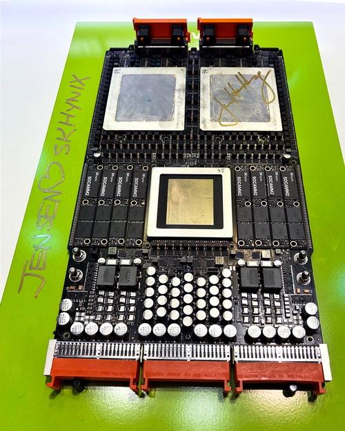 SK하이닉스 부스에 전시된 엔비디아의 베라 루빈에 젠슨 황 엔비디아 CEO가 남긴 JENSEN ♡ SK HYNIX 사인 사진SK하이닉스