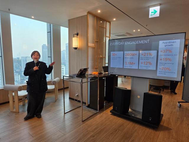 황인영 메리어트 인터내셔널 마케팅 상무가 17일 코트야드 메리어트 서울 명동에서 열린 미디어 게더링 행사에 참석해 발표하고 있다 사진기수정 기자