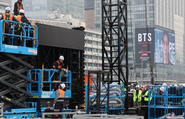 방탄소년단BTS 컴백 공연이 닷새 앞으로 다가온 16일 서울 광화문광장에서 관계자들이 무대 설치 작업을 하고 있다 사진연합뉴스
