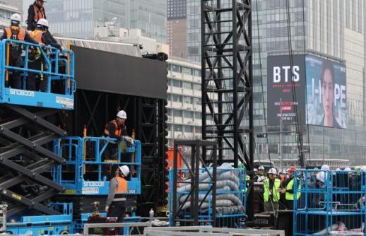 BTS공연 앞두고 "인파 조심" 가정통신문…지하철역 보관함 폐쇄도