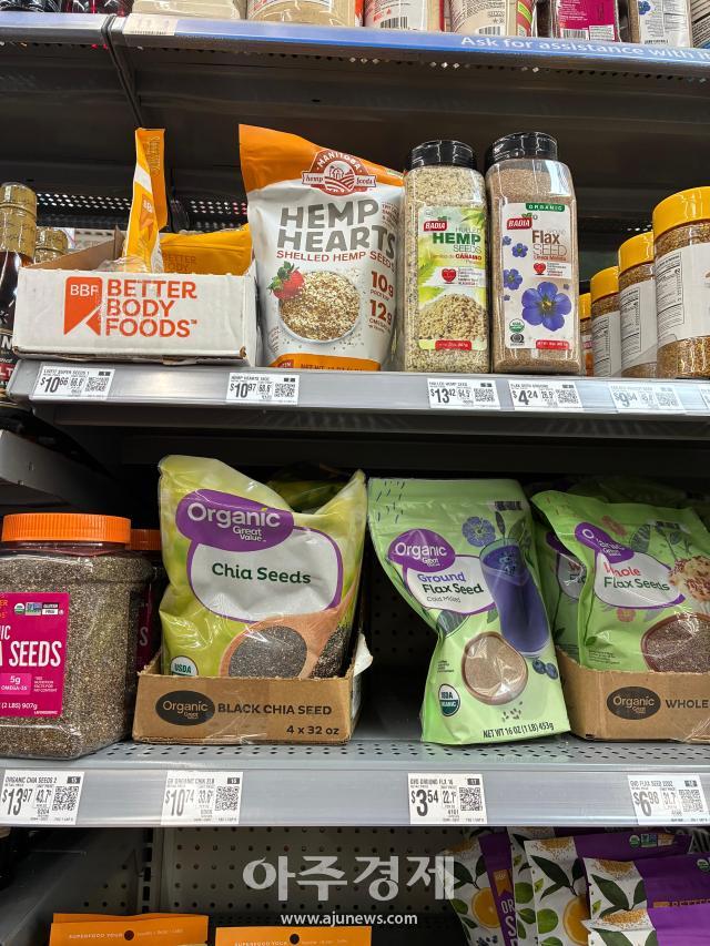 미국 월마트의 매대 자료 사진. 미 도시연구소는 자녀가 있는 미국 가정이 음식, 의복, 주택 등 경제적으로 안정적이려면 14만5000달러 (약 2억1500만원)가 필요하다고 지적했다. [사진=이현택 통신원]