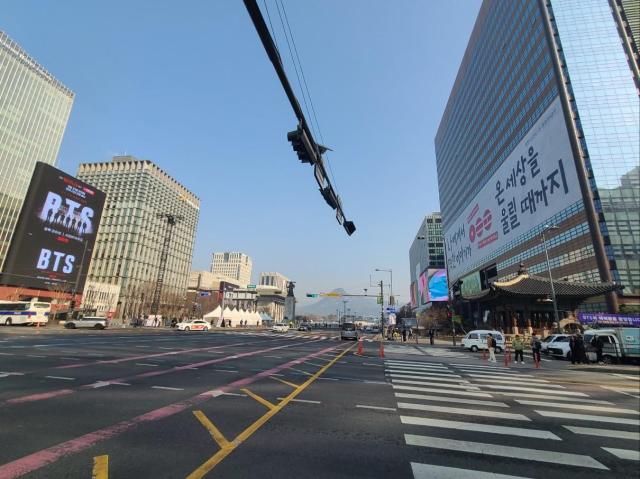 17日に訪れた光化門一帯はBTSカムバック公演を予告する映像と掲示板でいっぱいだった。