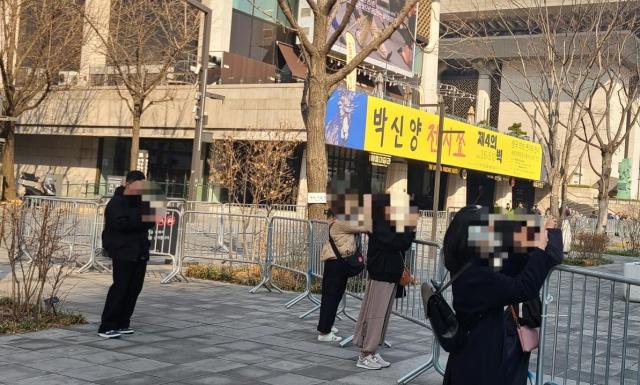 17日に訪れた光化門一帯にはBTS公演予告映像を撮影するファンたちが集まっていた。