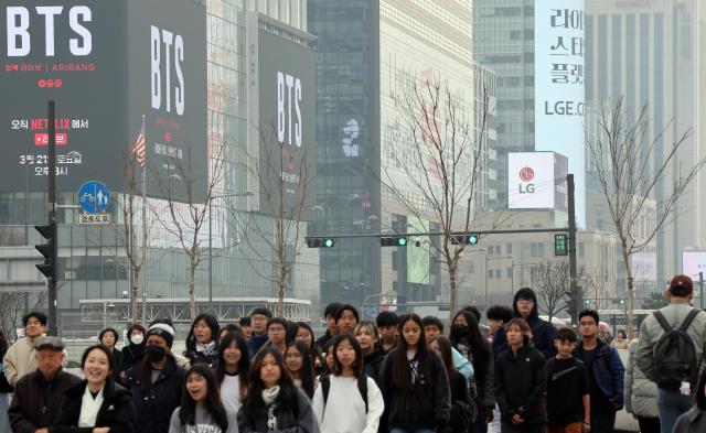 15日、ソウル光化門広場付近で外国人観光客と市民が移動している。