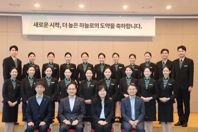 에어서울 김중호 대표이사첫 번째 줄 왼쪽에서 두 번째와 임직원 및 신입 객실 승무원이 기념 사진을 촬영하고 있다 사진에어서울