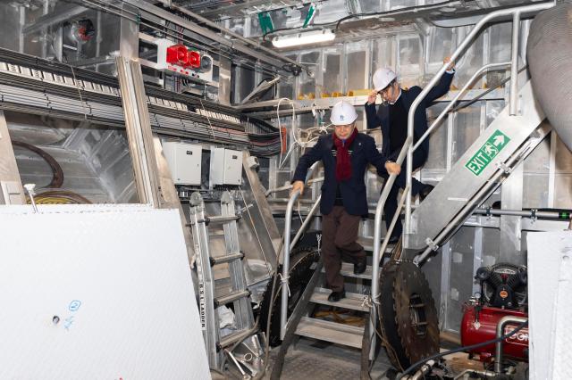 남한권 울릉군수가 운항이 중단된 공모선 엘도라도 익스프레스호의 수리 현장을 둘러보고 있다사진울릉군