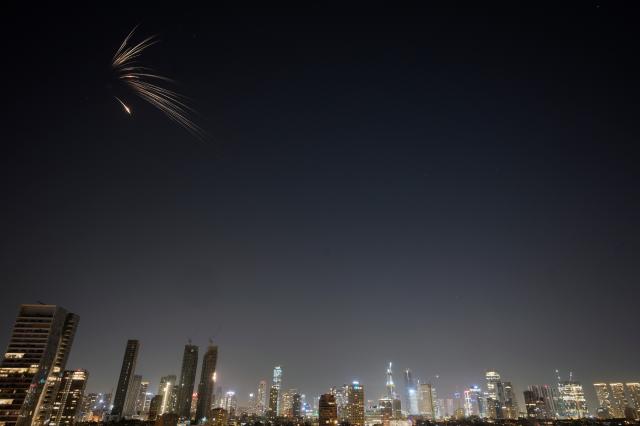 18일현지시간 새벽 이란이 발사한 미사일이 이스라엘 중부 상공을 가로지르고 있다 이날 마수드 페제시키안 이란 대통령은 알리 라리자니 사망과 관련해 “성스러운 이란 땅에서 억압받았지만 용감했던 순교자들의 피로 손을 물들인 테러리스트 범죄자들에게 가혹한 복수가 기다리고 있다”고 밝혔다 AP연합뉴스