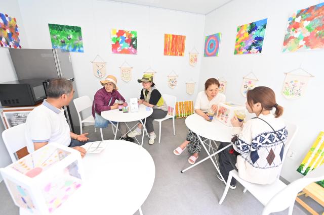 석바대상점가 고객지원센터를 찾은 시민들이 쉼터 공간에 앉아 여유로운 시간을 보내고 있다 잠시 발걸음을 멈추고 앉은 자리에서 대화를 나누거나 휴식을 취하는 모습이 따뜻하고 편안한 분위기를 자아낸다 사진하남시