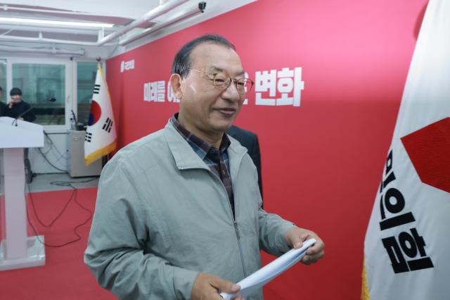 이정현 국민의힘 공천관리위원장이 지난 16일 서울 영등포구 여의도 중앙당사에서 충북지사 공천 심사 결과 발표를 마치고 이동하고 있다 사진연합뉴스