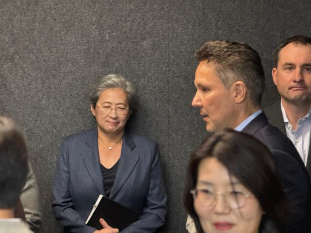 리사 수 AMD CEO가 18일 오전 경기 성남시 분당구 네이버 1784 사옥에 도착해 회담 장소로 이동하고 있다 사진공동취재