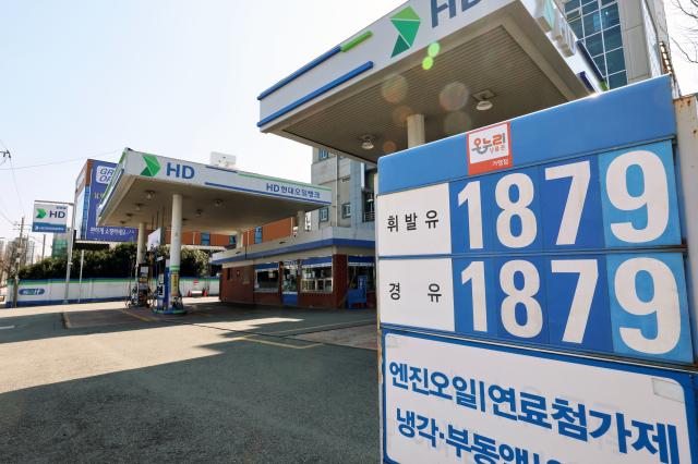 석유 최고가격제 시행 첫날인 13일 광주 서구 쌍촌동의 한 주유소가 한산하다 사진연합뉴스