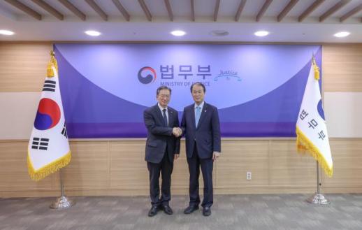 권오을 장관, 정성호 장관과 친일재산 환수 재개 정책 협력