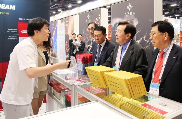 김기문 중소기업중앙회장왼쪽 2번이 17일현지시간 미국 라스베가스 컨벤션센터에서 열린 ASD 소비재전시회에서 중소기업 단체관을 둘러보고 있다 사진중기중앙회