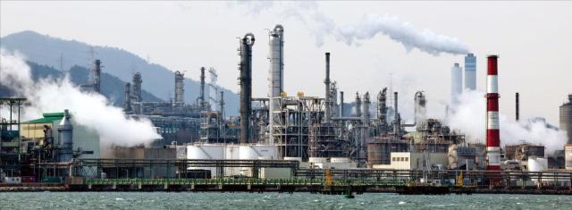 국내 최대 에틸렌 제조사인 여천NCC가 전남 여수에 있는 2·3공장을 폐쇄하기로 했다 9일 여수 석유화학단지에 있는 한 공장에서 수증기가 피어오르고 있다 사진연합뉴스