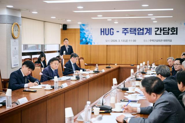 최인호 주택도시보증공사 사장왼쪽 가운데이 13일 열린 HUG-주택 업계 간담회에서 건의 사항을 청취하고 있다 사진HUG