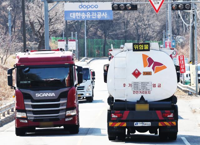 경기도 성남시 대한송유관공사 서울지사 앞에서 유조차가 분주하게 오가고 있다 사진연합뉴스