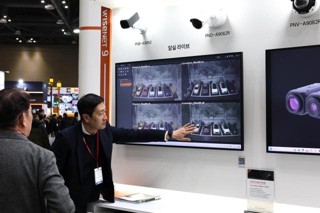 와이즈넷9 저조도 성능을 실시간 시연하는 공간 사진한화비전