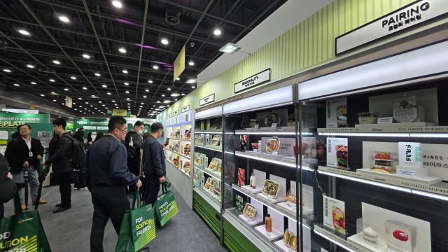 18일 오전 서울 양재 aT 센터에서 개최된 푸드 솔루션 페어 2026에 참가한 관람객들이 키친리스 부스를 둘러보고 있다 사진김현아 기자