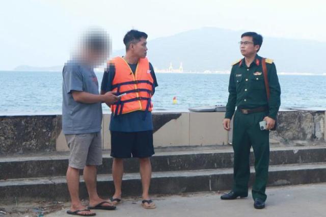 한 베트남 남성이 응우옌 떳 타인 거리에서 드론을 날리다 현장에서 적발됐다 사진 베트남 군 사령부 제공