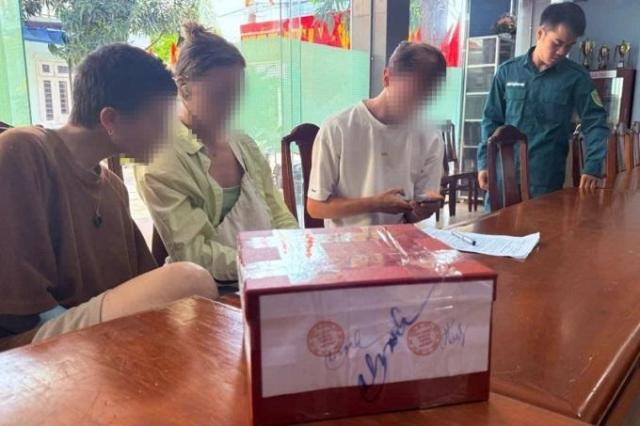 흰색 셔츠를 입은 젊은 독일인 남성이 드론을 날렸다가 조사를 받기 위해 안하이 워드 군 사령부 본부로 연행된 모습 사진베트남 군 사령부 제공