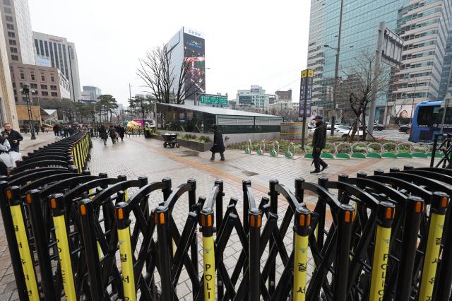 The area near Gwanghwamun Station exits prepares for access control March 18 2026 AJP Han Jun-gu 20260318