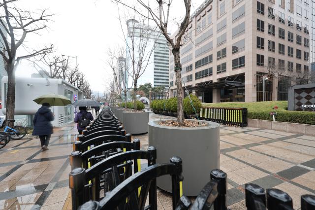 Buildings near Gwanghwamun Plaza prepare for access control March 18 2026 20260318