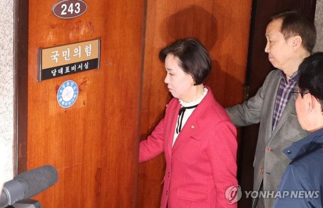 국민의힘 이인선 김기웅 의원 등 대구에 지역구를 가진 의원들이 18일 장동혁 대표를 만나기 위해 국회 내 국민의힘 대표실에 입장하고 있다 사진연합뉴스