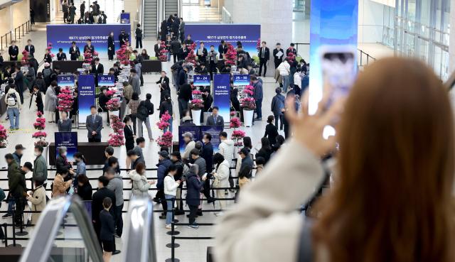 삼성전자 주주총회 주주 확인하는 주주들
    수원연합뉴스 홍기원 기자  18일 경기도 수원시 영통구 수원컨벤션센터에서 열린 제57기 삼성전자 정기주주총회에서 주주들이 주주 확인을 하고 있다 2026318 공동취재