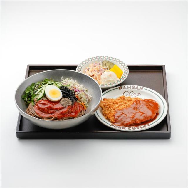 아워홈 ‘BTS THE CITY WelcomeFarewell’ 세트 좌측 들기름 비빔모밀 우측 12 클래식 왕 돈까스 사진아워홈
