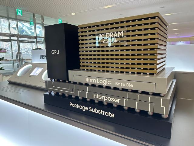 삼성전자 제57기 정기 주주총회에서 업계 최초로 양산 출하에 성공한 HBM4와 차세대 제품인 HBM4E도 전시했다 사진은 HBM4와 HBM4E의 확대 모형 사진박진영 기자  