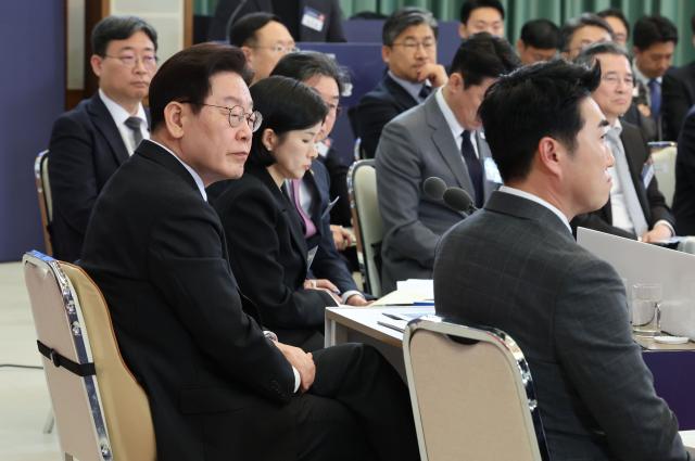 이재명 대통령이 18일 청와대에서 열린 자본시장 안정과 정상화 간담회에서 참석자 발언을 듣고 있다 사진연합