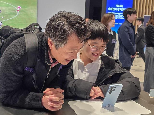 삼성전자 제57기 정기 주주총회에서 주주들이 AI 경험체험존에 전시된 갤럭시 S26 시리즈를 체험중이다 사진삼성전자
