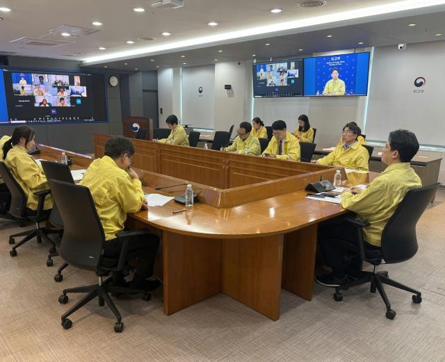 18일 오후 임상우 재외국민보호·영사 담당 정부대표 주재로 관계부처-공관 합동 상황점검회의를 개최하고 있다 사진외교부