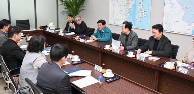 정종복 기장군수가 관내 5개 의료기관과 퇴원환자 지역사회 연계사업 회의를 하고 있다사진기장군