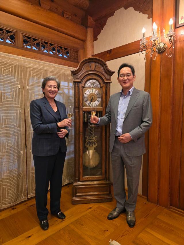 이재용 삼성전자 회장오른쪽이 18일 서울 한남동 승지원에서 리사 수 AMD 최고경영자CEO와 만찬에 앞서 술잔을 들고 기념 촬영하고 있다 사진삼성전자

