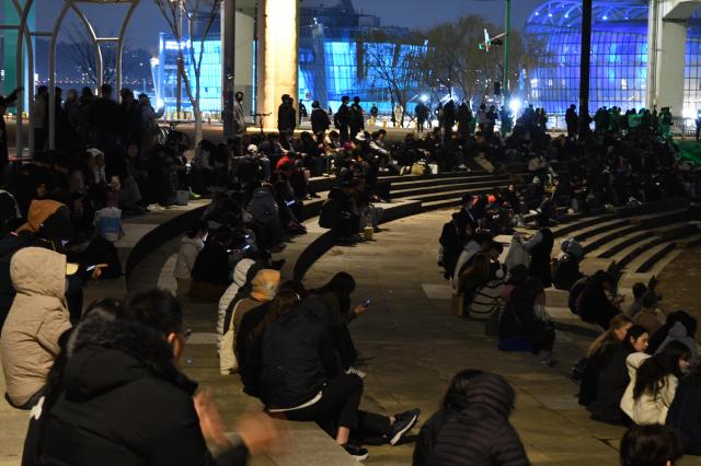 Fans are seated next to the riverside in preparation to watch the fountain show. March 18 2026 AJP Joonha Yoo